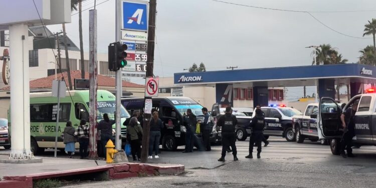 Policías Municipales persiguen a delincuentes y los bajan de un taxi en Tijuana
