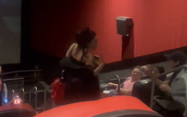 ‘Lady Cinemex’ agrede a clientes en plena función de cine