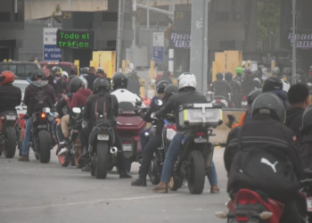 largas filas de motociclistas para cruzar a Estados Unidos por la Garita de San Ysidro