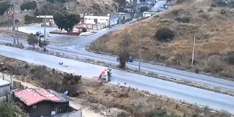 Fuerte accidente vehicular deja cuatro hombres heridos en Tijuana