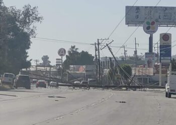 Tren se lleva cableado eléctrico y de fibra óptica en Tijuana