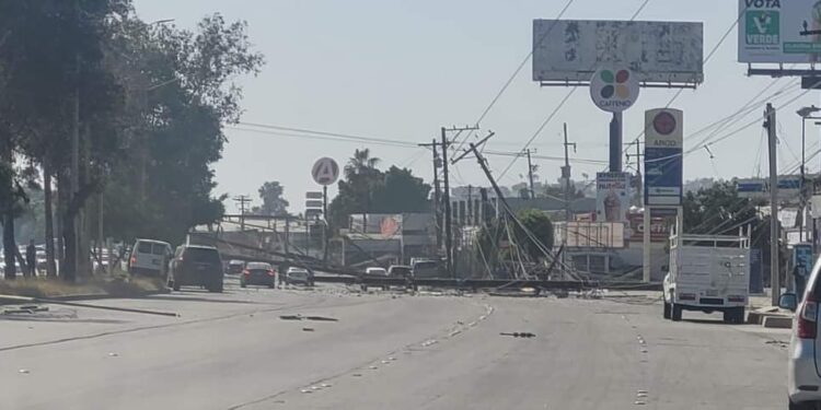 Tren se lleva cableado eléctrico y de fibra óptica en Tijuana