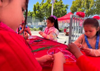 Celebran a niños de familias damnificadas en la comunidad de Southcrest