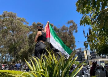 64 personas arrestadas durante el desalojo de un campamento en UC San Diego