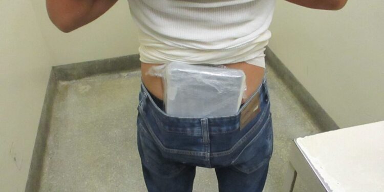 CBP detuvo a 12 menores y jóvenes por intentar ingresar droga a Estados Unidos