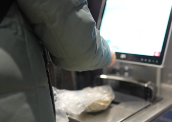 Proyecto de ley de California podría obligar a tiendas a cerrar las líneas de autopago