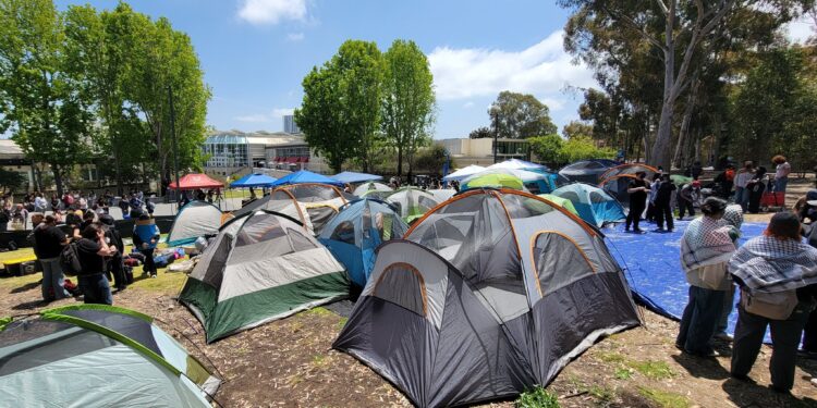 Estudiantes de UC San Diego establecen campamento pro-palestino