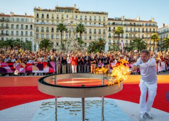 La llama olímpica ya se encuentra en territorio francés