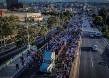 Fieles participan en la marcha “Para Jesús 2024” en Tijuana