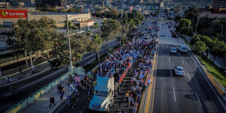 Fieles participan en la marcha “Para Jesús 2024” en Tijuana
