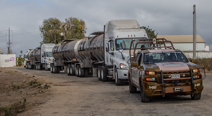 Se retiran manifestantes y salen custodiadas las primeras pipas de Pemex Rosarito