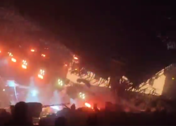 Vientos tiran templete durante un mitin de Máynez