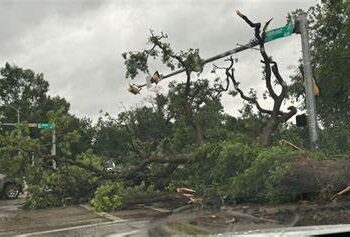 Tormentas azotan Houston, dejan 7 muertos y 900 mil viviendas sin electricidad