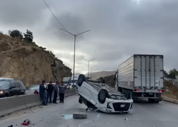 Camión de personal provoca volcadura y se da a la fuga