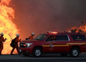 Evacuaciones por incendio forestal al norte de Los Ángeles
