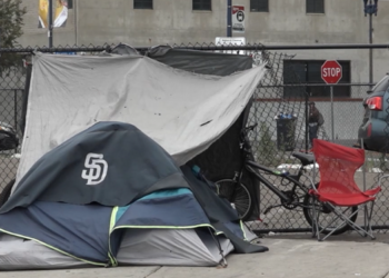 Demandas afirman que las pertenencias de personas sin hogar están siendo desechadas ilegalmente