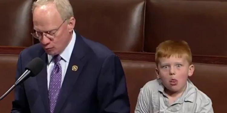 Hijo de congresista estadounidense se roba la atención durante su discurso