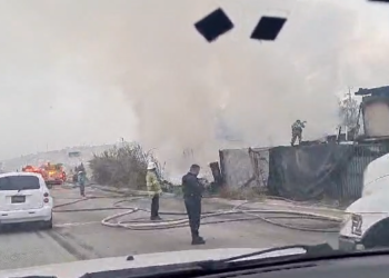Incendio destruye dos viviendas construidas con materiales de desecho