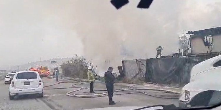 Incendio destruye dos viviendas construidas con materiales de desecho