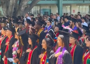 Más de 100 estudiantes de Southwestern College cruzan la frontera para graduarse