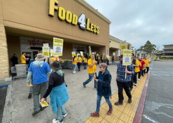 Trabajadores de Food4Less se manifiestan por mejores salarios, seguridad y beneficios competitivos