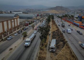 Transporte de personal se vuelca en Parque Industrial El Florido