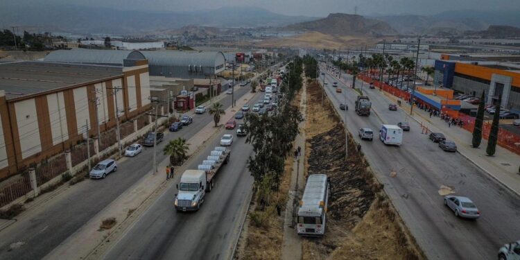 Transporte de personal se vuelca en Parque Industrial El Florido