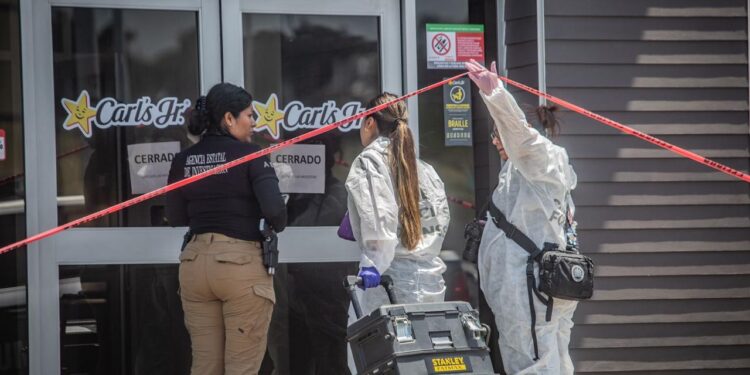 Balean a persona dentro de un Carl’s Jr