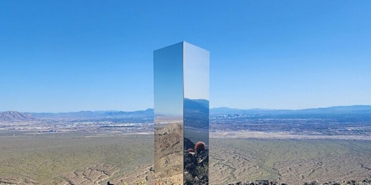 Aparece monolito en medio del desierto de Las Vegas