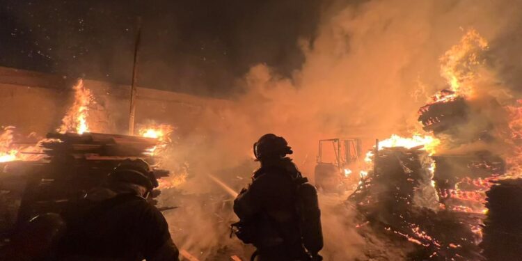Se incendia predio con tarimas de madera