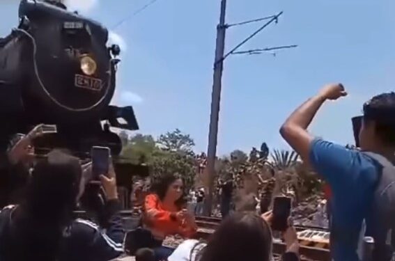 Mujer fallece al ser golpeada por locomotora del tren Canadian Pacific