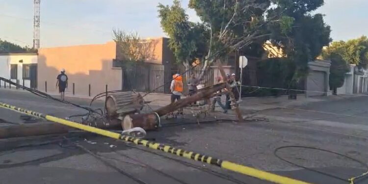 Siete postes y cuatro transformadores cayeron en Mexicali