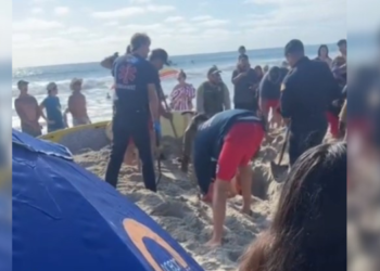 Rescatan a adolescente de un agujero de arena en Mission Beach