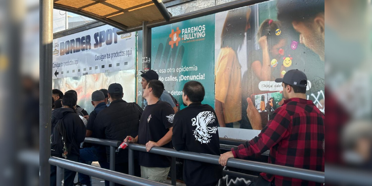 Continúan largas filas por falla de Microsoft, algunos han hecho fila desde las 3 am