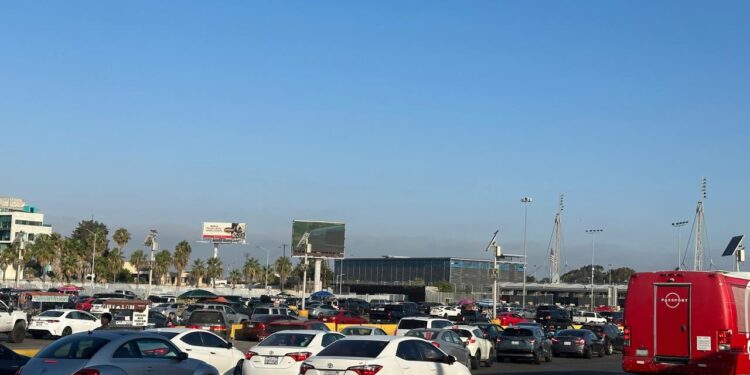Afectada la mega región Tijuana-San Diego, miles se quedan varados en garita de San Ysidro