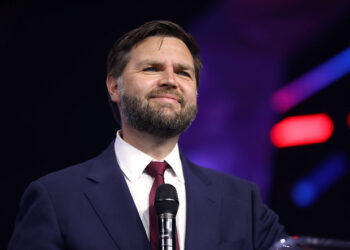 Gage Skidmore/Flickr. J.D. Vance, senador de EE.UU., hablando con asistentes en The People's Convention en Huntington Place, Detroit, Michigan.