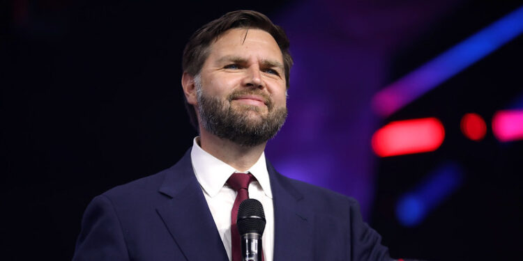 Gage Skidmore/Flickr. J.D. Vance, senador de EE.UU., hablando con asistentes en The People's Convention en Huntington Place, Detroit, Michigan.