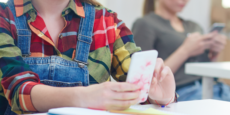 ¿No celulares dentro del salón de clases? Escuelas de San Diego analizan esta propuesta