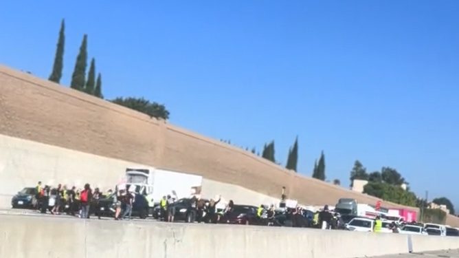 Manifestantes bloquean autopista 405 en Los Ángeles exigiendo alto al fuego en Gaza