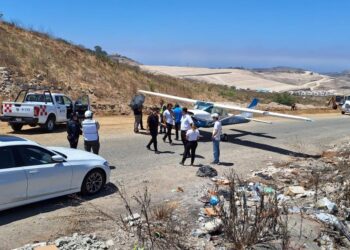 Avioneta aterriza de emergencia en zona de Santa Fe en Tijuana