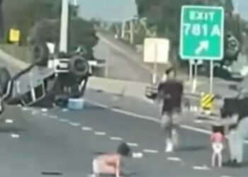 Dos menores sobreviven tras ser expulsados de un auto en la I-10 en Texas