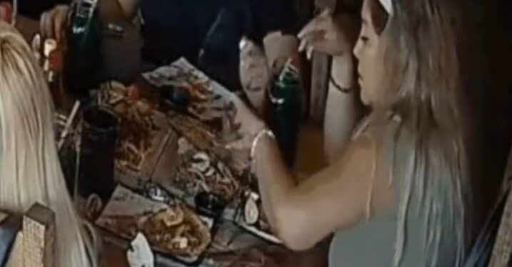 Restaurante expone a clientes que ponen una cucaracha en platillo para no pagar