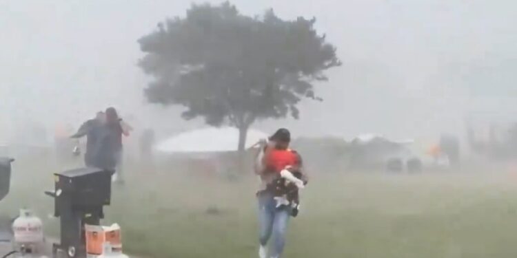 Fuerte tormenta en Alabama causó caos en festival al aire libre
