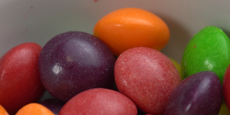Espera aprobación proyecto de ley de CA que prohíbe colorantes en los alimentos escolares