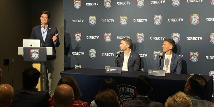 San Diego FC presenta a Mikey Varas como su primer entrenador en jefe
