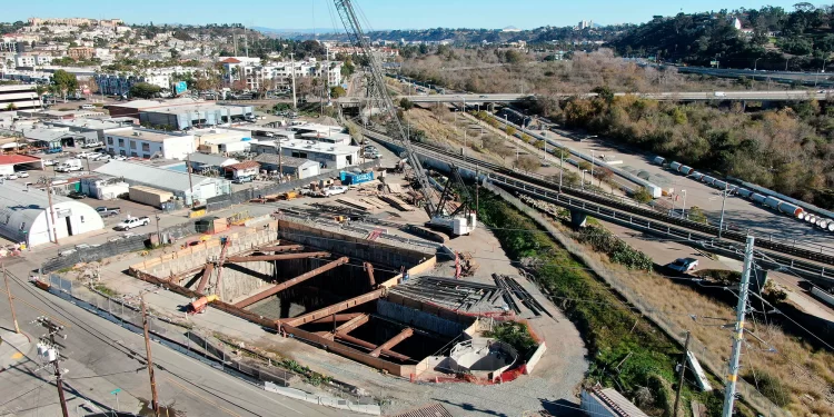 Construcción y cierre de carriles en Friars Road por nueva estación de bombeo ”Morena”