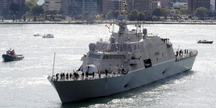 Oficial de Marina es relevada por instalar una antena para internet en un buque de guerra