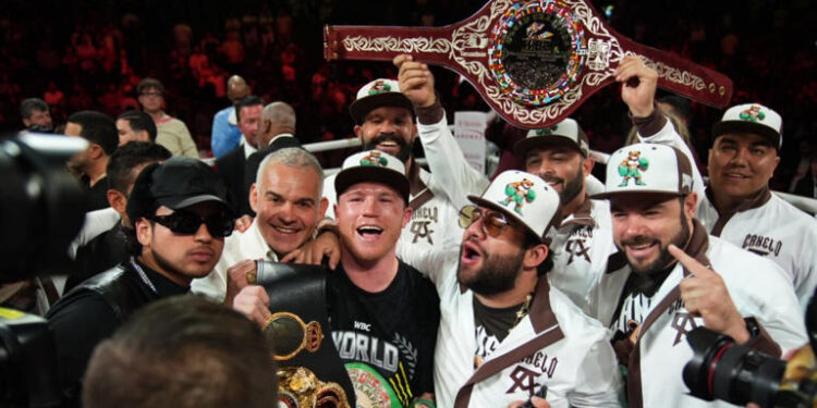El “Canelo” vence por decisión unánime a Berlanga