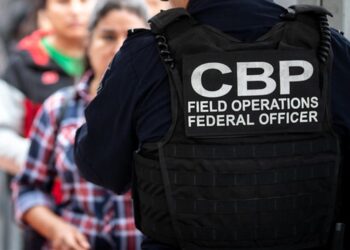 Agente de CBP pedía a mujeres que le mostraran los pechos