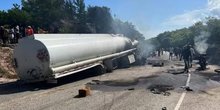 Camión de combustible explota durante rapiña tras accidente en Haití
